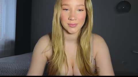 Snapshot of pink_rosee_ chatting on 10.09.25 online show from 10.09.25