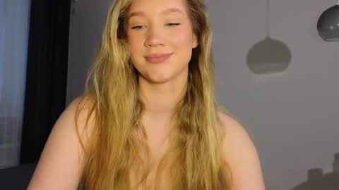 Snapshot of pink_rosee_ chatting on 11.10.25 online show from 11.10.25