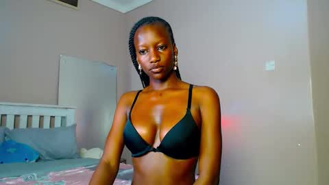 Snapshot of playboypetit chatting on 10.13.25 playboypetit online show from 10.13.25