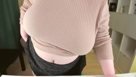 Snapshot of plum_pie__ chatting on 10.11.25 Alice online show from 10.11.25