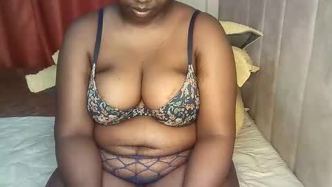 Snapshot of pretty_bums chatting on 10.16.25 chichi online show from 10.16.25