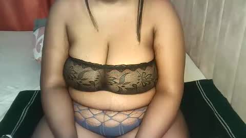 Snapshot of pretty_bums chatting on 11.06.25 chichi online show from 11.06.25