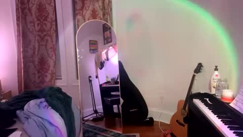 Snapshot of pretty_in_p1nk chatting on 12.16.24 Sophie online show from 12.16.24