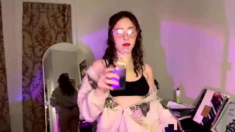 Snapshot of pretty_in_p1nk chatting on 01.13.25 Sophie online show from 01.13.25