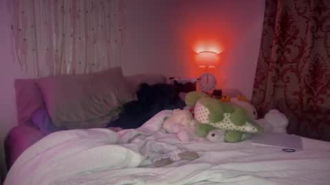 Snapshot of pretty_in_p1nk chatting on 01.29.25 Sophie online show from 01.29.25