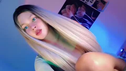 Snapshot of pretty_little_baby28 chatting on 10.19.25 Flor online show from 10.19.25