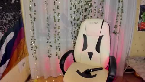 Snapshot of purple_mist chatting on 09.18.25 Sofia online show from 09.18.25