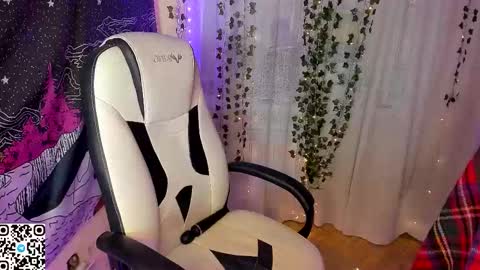 Snapshot of purple_mist chatting on 10.03.25 Sofia online show from 10.03.25