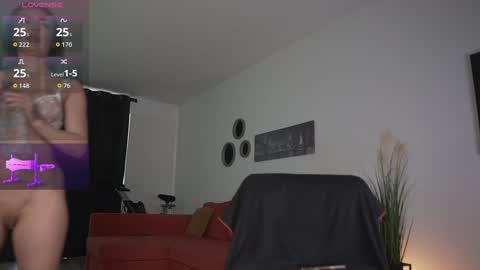 Snapshot of queen_leylla chatting on 11.15.25 queen_leylla online show from 11.15.25