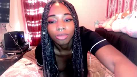 Snapshot of queenofheartsfaerah chatting on 02.05.25 QueenOfHearts online show from 02.05.25