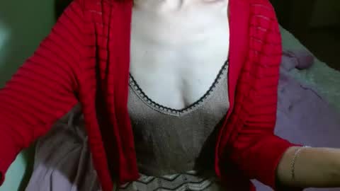 Snapshot of queenoftenderness chatting on 01.04.25 queenoftenderness online show from 01.04.25