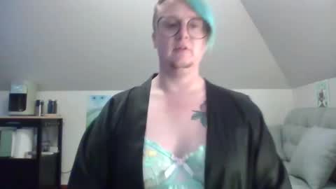 Snapshot of queerlyjaz chatting on 09.30.25 queerlyjaz online show from 09.30.25