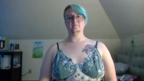 Snapshot of queerlyjaz chatting on 10.08.25 queerlyjaz online show from 10.08.25