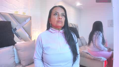 Raquel Moore  online show from 09.23.25