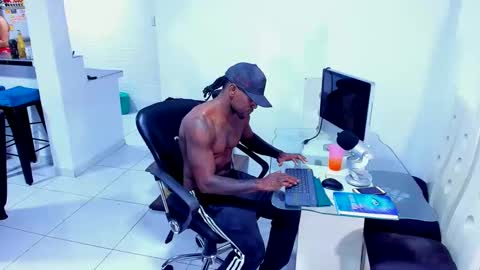 Snapshot of ray_long222 chatting on 01.18.25 ray_long222 online show from 01.18.25