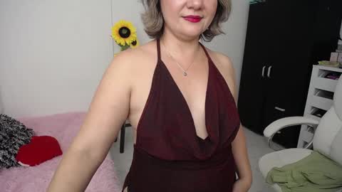 Snapshot of rebeca_milf chatting on 12.18.24 REBECA online show from 12.18.24