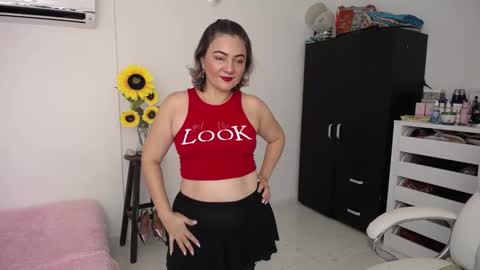 Snapshot of rebeca_milf chatting on 12.19.24 REBECA online show from 12.19.24