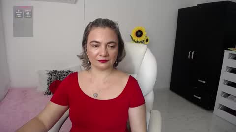 Snapshot of rebeca_milf chatting on 12.29.24 REBECA online show from 12.29.24