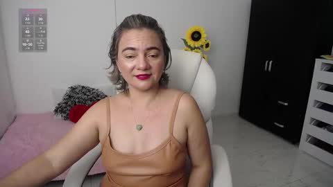 Snapshot of rebeca_milf chatting on 12.30.24 REBECA online show from 12.30.24