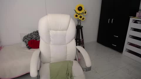Snapshot of rebeca_milf chatting on 01.10.25 REBECA online show from 01.10.25