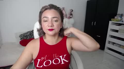 Snapshot of rebeca_milf chatting on 01.22.25 REBECA online show from 01.22.25