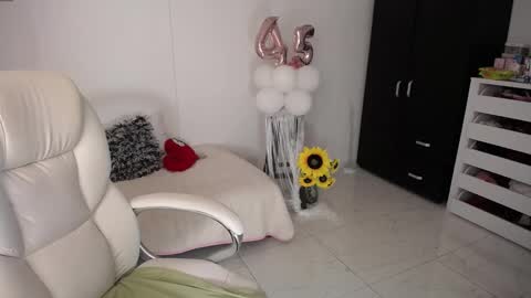 Snapshot of rebeca_milf chatting on 01.23.25 REBECA online show from 01.23.25