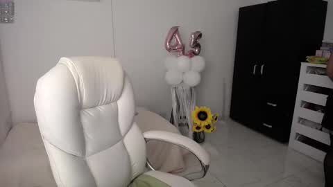 Snapshot of rebeca_milf chatting on 01.24.25 REBECA online show from 01.24.25