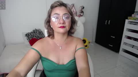 Snapshot of rebeca_milf chatting on 01.25.25 REBECA online show from 01.25.25