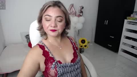 Snapshot of rebeca_milf chatting on 01.25.25 REBECA online show from 01.25.25