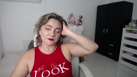 Snapshot of rebeca_milf chatting on 01.26.25 REBECA online show from 01.26.25