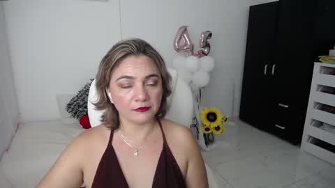 Snapshot of rebeca_milf chatting on 01.27.25 REBECA online show from 01.27.25