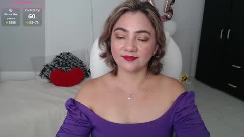Snapshot of rebeca_milf chatting on 01.28.25 REBECA online show from 01.28.25