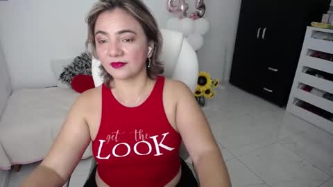 Snapshot of rebeca_milf chatting on 02.01.25 REBECA online show from 02.01.25
