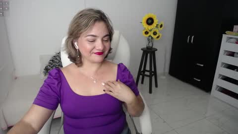 Snapshot of rebeca_milf chatting on 02.04.25 REBECA online show from 02.04.25