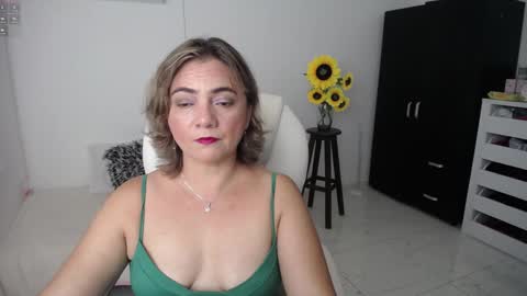 Snapshot of rebeca_milf chatting on 02.05.25 REBECA online show from 02.05.25