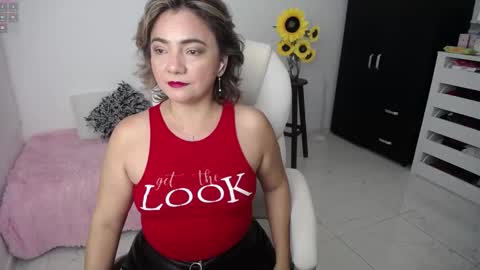Snapshot of rebeca_milf chatting on 02.11.25 REBECA online show from 02.11.25