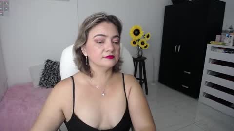 Snapshot of rebeca_milf chatting on 02.13.25 REBECA online show from 02.13.25