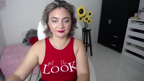 Snapshot of rebeca_milf chatting on 02.14.25 REBECA online show from 02.14.25