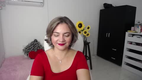 Snapshot of rebeca_milf chatting on 02.15.25 REBECA online show from 02.15.25