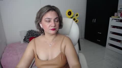 Snapshot of rebeca_milf chatting on 02.17.25 REBECA online show from 02.17.25