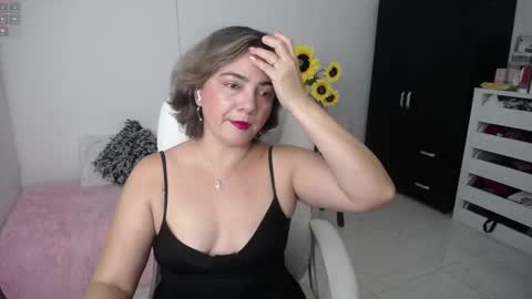 Snapshot of rebeca_milf chatting on 02.18.25 REBECA online show from 02.18.25