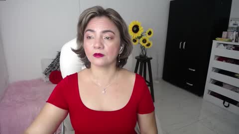 Snapshot of rebeca_milf chatting on 02.19.25 REBECA online show from 02.19.25