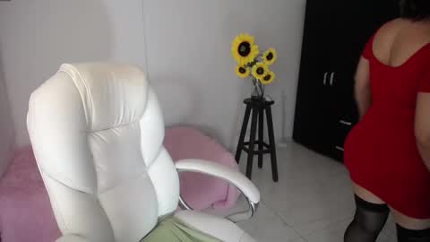 Snapshot of rebeca_milf chatting on 02.19.25 REBECA online show from 02.19.25
