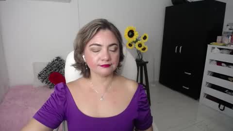 Snapshot of rebeca_milf chatting on 02.21.25 REBECA online show from 02.21.25