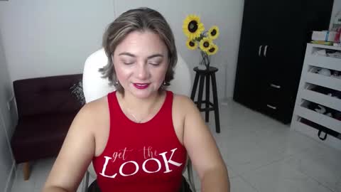Snapshot of rebeca_milf chatting on 02.23.25 REBECA online show from 02.23.25
