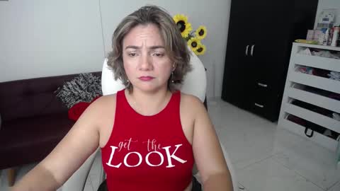 Snapshot of rebeca_milf chatting on 02.23.25 REBECA online show from 02.23.25