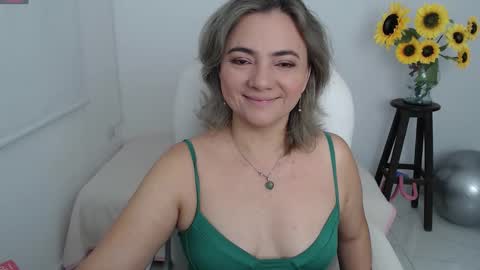 Snapshot of rebeca_milf chatting on 09.10.25 REBECA online show from 09.10.25