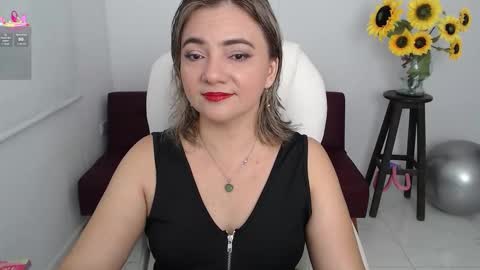 Snapshot of rebeca_milf chatting on 09.14.25 REBECA online show from 09.14.25