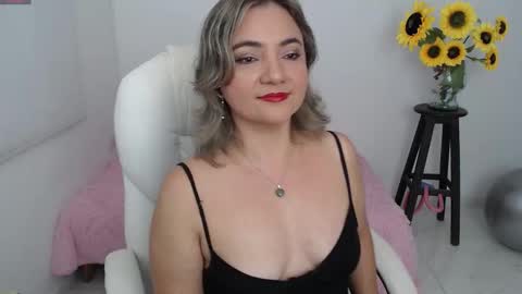 Snapshot of rebeca_milf chatting on 09.17.25 REBECA online show from 09.17.25