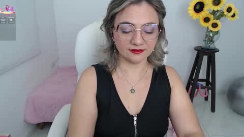 Snapshot of rebeca_milf chatting on 09.18.25 REBECA online show from 09.18.25